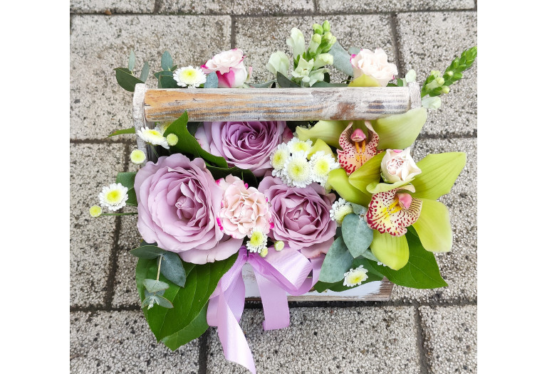 Aranjament floral cu trandafiri mov in cos de lemn AOR101